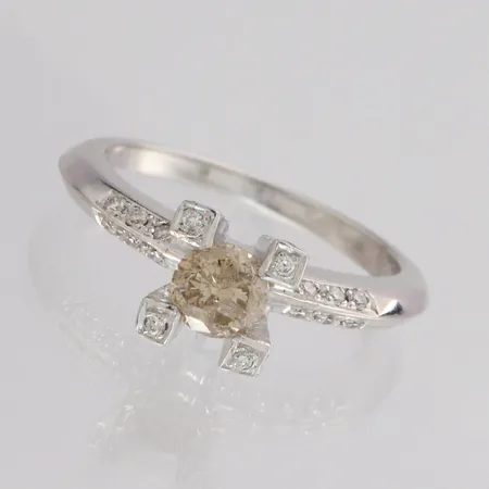 Timanttisormus, 1xn.0.50ct 36xn.0.005ct, koko 17¼, 750 valkokulta, paino 4,9g