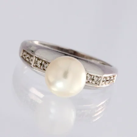 Timanttisormus helmellä 10xn.0.005ct, koko 17½, 585 valkokultaa, paino 3,9g