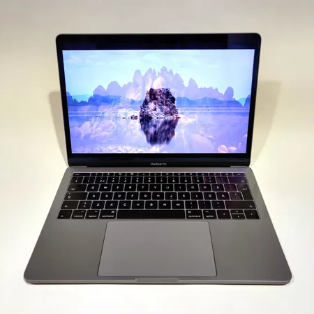Kannettava tietokone, Apple Macbook Pro, 13", A1708, sr. FVFY2KDAHV22, Intel I5-7360U, 8GB LPDDR3, 120GB SSD, laturi ja laukku Lähetetään postipakettina.
