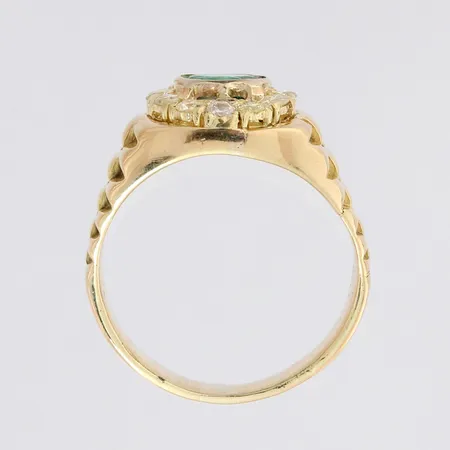 Timanttisormus smaragdilla, 10xn0.05ct, kaksi kivistä on zirkoneita, koko 21, 750br, paino 11,5g