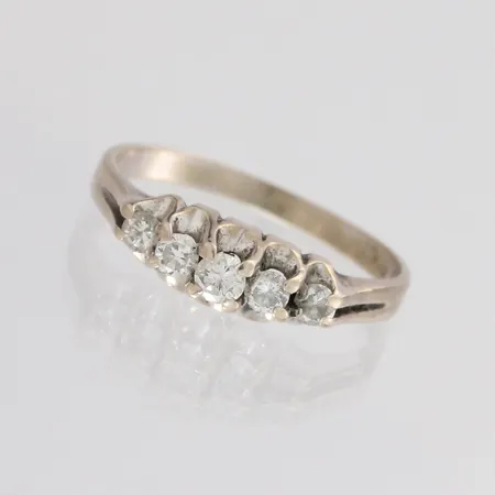Timanttisormus 1xn.0.08ct, 2xn.0.05ct, 2xn.0.04ct, koko 16½, 585 valkokulta, paino 1,8g