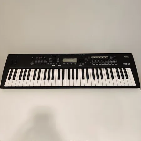Syntetisaattori, Korg Kross 2-61, virtalähde ja ostokuitti Ota yhteys panttilainaamoon kuljetusmaksusta sopimiseksi.