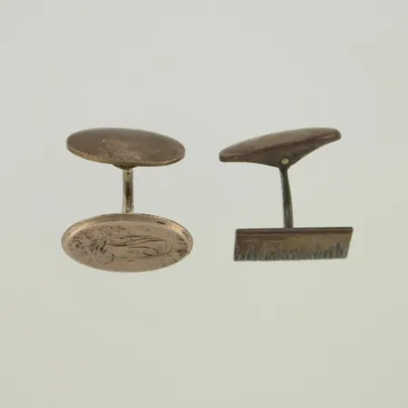 Kaksi kalvosinnappia, korkeus 10-15mm, 813hopea, paino 9,9g 