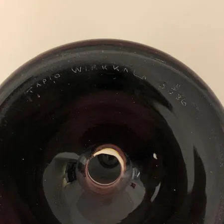 Lasimaljakko, Iittala malli 3586, signeerattu Tapio Wirkkala, pohjan reuna naarmuuntunut ja lasissa pieniä jälkiä, pieni iskeymä lasin reunassa, korkeus 29cm