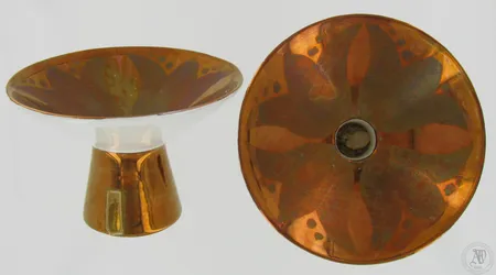Kynttilänjalat, korkeus 90mm ja halkaisija 130mm, Arabia, koristelu MY -70, teippi kuivunut kultaukseen kiinni. 