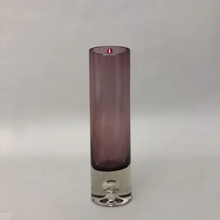 Lasimaljakko, Iittala malli 3586, signeerattu Tapio Wirkkala, pohjan reuna naarmuuntunut ja lasissa jälkiä, korkeus 19cm 