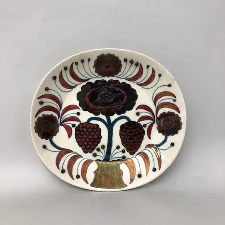 Seinälautanen, design Birger Kaipiainen, "Rose" 877/2000, Arabia Art Made in Finland 1980, kuusi keramiikkahelmeä puuttuu ja osa liimattu uudelleen kiinni, lasitus hieman halkeillut, Øn.250mm,  Lähetetään postipakettina.