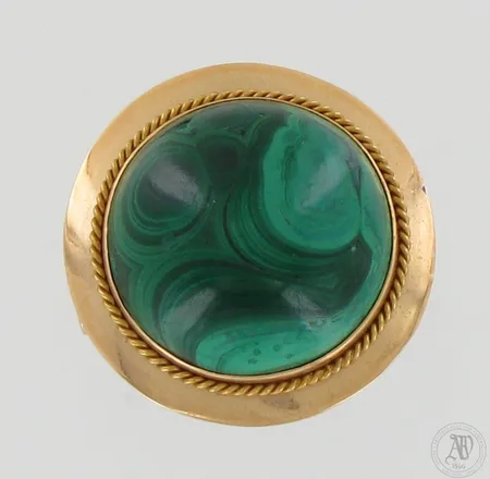 Kivirintaneula, kivessä kulumaa, tekijäleima AJL, Ø28mm, 585br, paino 12,1g