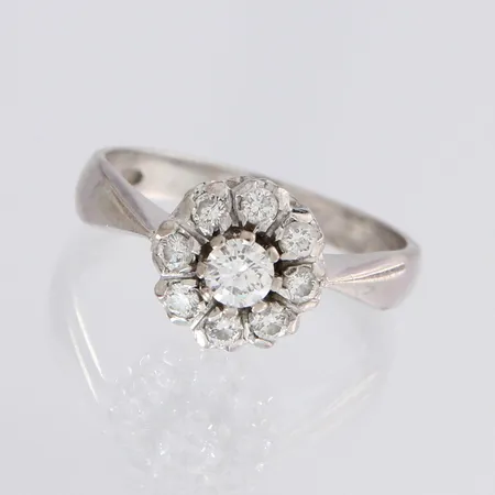 Timanttisormus 1xn.0.17ct ja 8xn.0.03ct, koko 16½, 750 valkokultaa, paino 3,7g