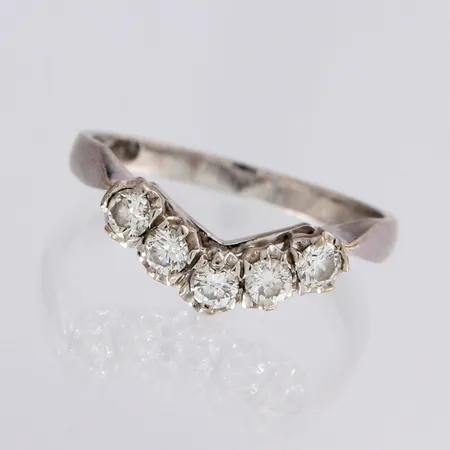 Timanttisormus 5xn.0.09-0.10ct, koko 17½, 585 valkokultaa, paino 2,6g
