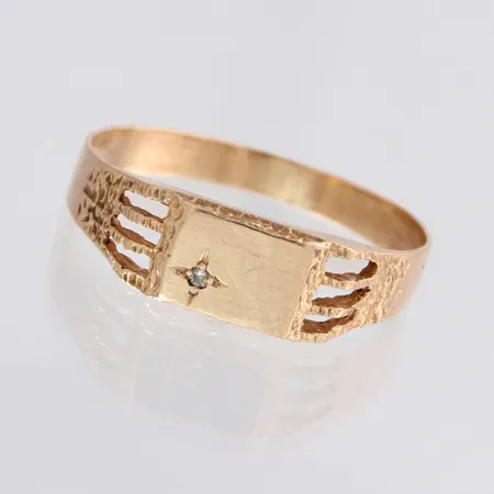 Kantasormus timantilla 1xn.0.005ct, koko 21¾, 585, paino 2,9g, käytön jälkiä.