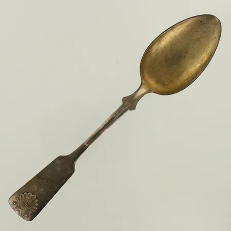 Yksi jälkiruokalusikka, musla, kaiverrettu, pituus 165mm, 813, paino 24,3g 