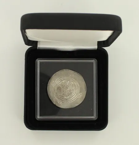 Sassanadien Drakhna, Persia, aitoustodistus Moneta,  hopea, paino 3,2-4,0g 