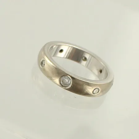Timanttisormus 2xn.0.12ct, ja 6xn.0.03ct, koko 16¼, 750 valkokulta, paino 7,8g 