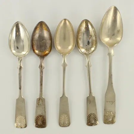 Viisi lusikkaa, Musla, osa kaiverrettu, pituudet 125-140mm,  813, paino 67,7g 