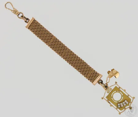 Kellonperät kahdella riipuksella, kaiverrettu, pituus 185mm, 585br, paino 21,6g