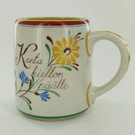 Käsinmaalattu muki Arabia, korkeus 10,5cm, koskeusvaurioita 