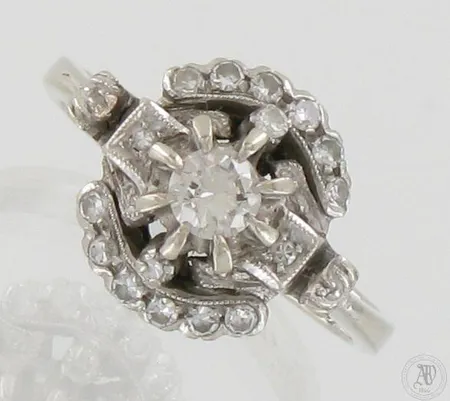Timanttisormus 1xn.0.23ct (briljantti), kiven kuletissa lohkeama ja kiven istutus löystynyt, 14xn.0.01ct (8/8-hiontaisia), koko 16¼, kaiverrettu, 750 valkokulta, paino 4,3g