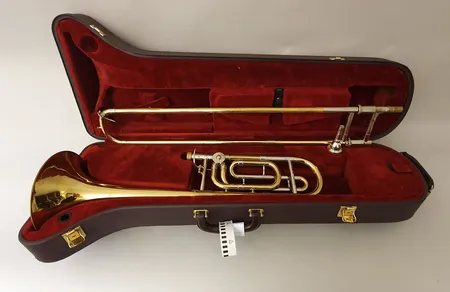 Tenoripasuuna Vincent Bach Stradivarius model 42, sarjanumero 32733, 1970-luku, made in Elkhart in USA, suukappale Arnolds & Sons 6½ AL-L, kova laukku, käytön jälkiä