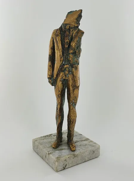 Pienoispronssiveistos, ''Häikäisy'' 1980, design Tapio Junno, korkeus 250mm, kivijalustan kulmasta lohjennut pala. 
