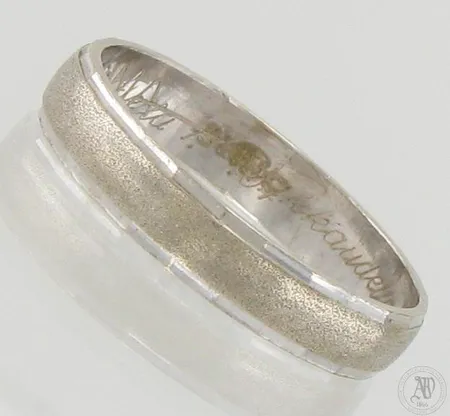 Kuvioitu sormus, kaiverrettu, koko 18½, 585 valkokulta, paino 2,9g