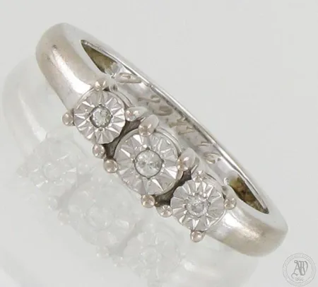 Timanttisormus 3xn.0.01-0.02ct, kaiverrettu, koko 17, 585 valkokulta, paino 3,4g