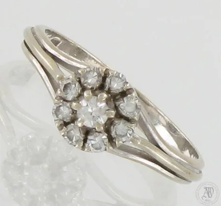 Timanttisormus 1xn.0.07ct 8xn.0.02ct, koko 16¾, 750 valkokulta, paino 2,6g