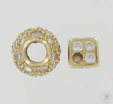 Kaksi kiviriipusta, toisesta puuttuu yksi kivi, korkeudet 6-10mm, 585br, paino 3,9g