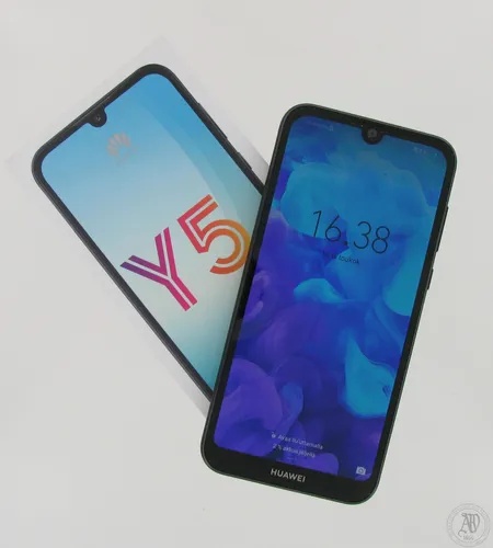 Älypuhelin Huawei Y5 2019 Modern Black, laturi, kuitti 10/2019, laatikko