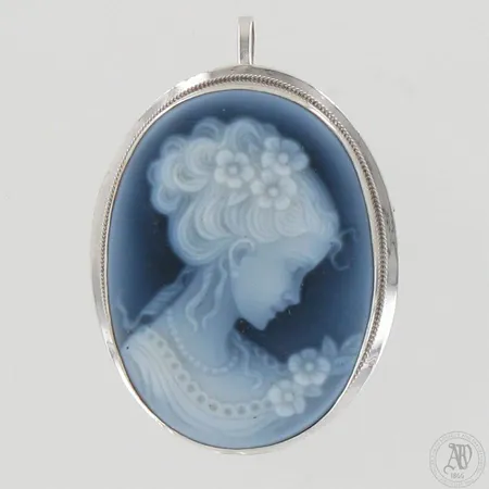 Camee-rintaneula riipuslenkillä, korkeus 33mm, 750br valkokulta, paino 6,8g