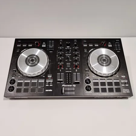 DJ-ohjain, Pioneer DJ DDJ-SB3, laatikko ja johdot Ota yhteys panttilainaamoon kuljetusmaksusta sopimiseksi.