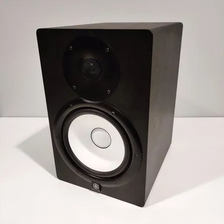 Yamaha HS8 2-tie aktiivikaiutin, virtajohto, pieniä käytön jälkiä Ota yhteys panttilainaamoon kuljetusmaksusta sopimiseksi.