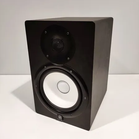 Yamaha HS8 2-tie aktiivikaiutin, virtajohto ja xlr kaapeli, pieniä käytön jälkiä Ota yhteys panttilainaamoon kuljetusmaksusta sopimiseksi.