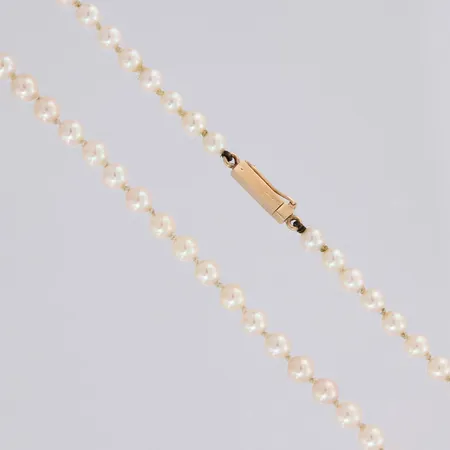 Helminauha kultalukolla 585, pituus 50cm, helmen Ø 4,3mm, yksi solmu purkaantunut. Paino: 0 g