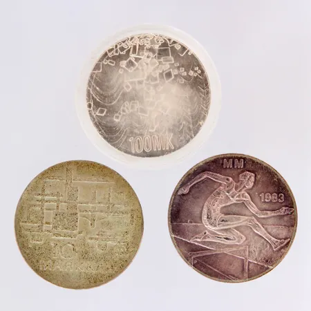 Kolme juhlarahaa, 100 Markkaa 1917-1992, Itsenäinen Suomi 75 vuotta, 925, paino 24,0g, Helsinki MM 1983, nimellisarvo 50mk, kotelo, 500, paino 21,9g,  Itsenäinen Suomi 50 vuotta 1967, nimellisarvo 10 markkaa, 900, paino 24,0g,  