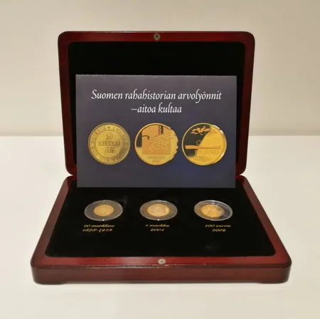 Rahasarja laatikossa: Suomen rahahistorian arvolyönnit, 10 Markkaa 1878-1913, 900, paino 3,2g     1 Markka 2001, 750, paino 8,6g   100 Euroa 2002, 900, paino 8,6g
