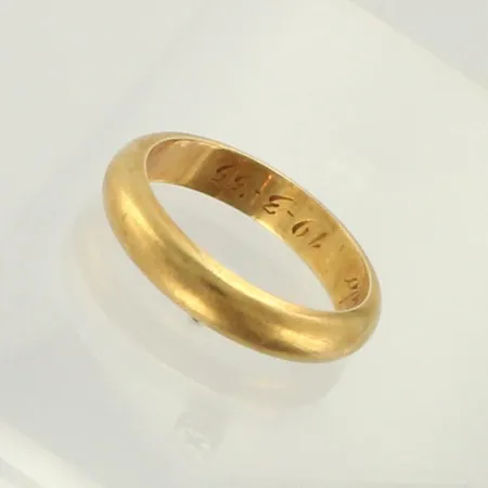 Sileä sormus, kaiverrettu, koko 20¼, 750, paino 9,1g 