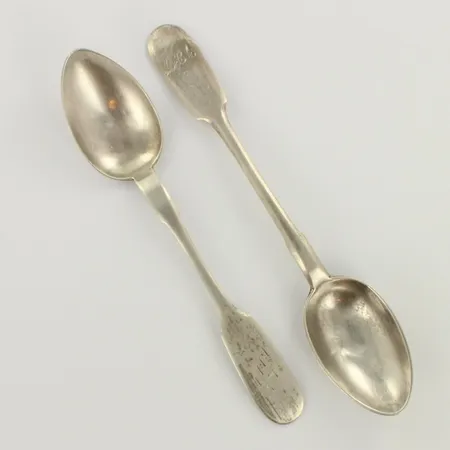 Kaksi lusikkaa, kaiverrettu, pituus 138-146mm, 800 hopeaa, paino 41,9g 