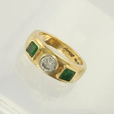 Kivisormus timantilla 1xn.0.62ct, koko 17½,kivessä pieni lohkeama,750br, paino 11,9g (Tekstiä muutettu 24.8.2020)