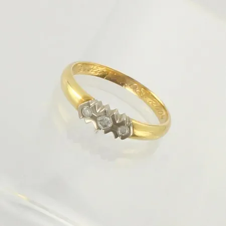 Timanttisormus 1xn.0.09ct 2xn.0.04ct, kaiverrettu, koko 18, 750, paino 3,5g 