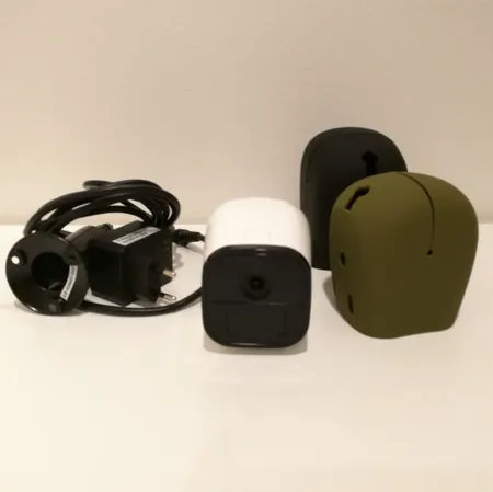 Turvakamera Arlo go 4G, laturi ja kaksi suojakupua. Lähetetään postipakettina.