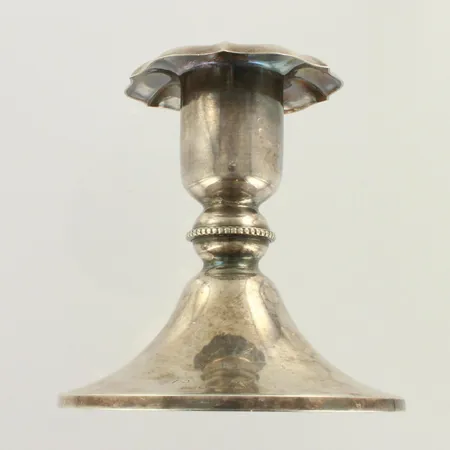 Kynttilänjalka, kaiverrettu, korkeus 75mm, 813br hopeaa, paino 82,3g 