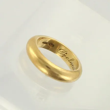 Sileä sormus, kaiverrettu, koko 16¾, 750, paino 9,7g 