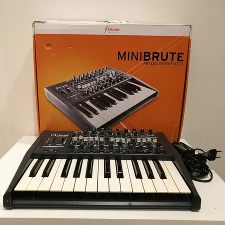 Analoginen syntetisaattori Arturia Minibrute ja virtalähde Lähetetään postipakettina.