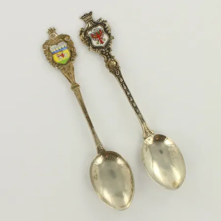 Kaksi maakuntalusikkaa, pituus 112mm, 800br hopeaa, paino 22,7g 