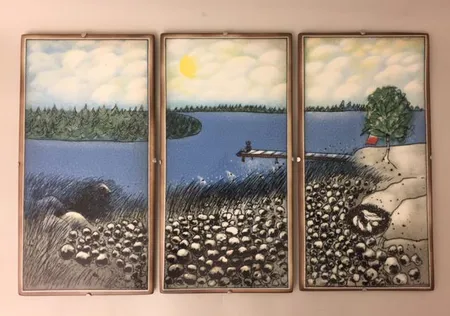 Kolme keraamista taulua Arabia, signeeraus Heljä Liukko-Sundström, triptyykki koostuu kolmesta laatasta nimeltään Laiturilla, Norppa ja Juhannuskokko, yhden laatan koko 18x35,5cm,  vuodelta 1997