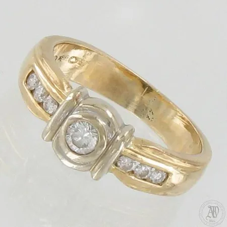 Timanttisormus 1xn.0.12ct 6xn.0.02ct, koko 16½, 585 kelta- ja valkokulta, paino 4,1g
