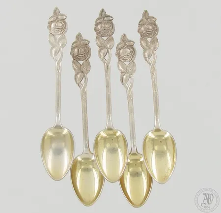 Viisi kahvilusikkaa Ruusu, pituus 102mm, vuodelta 1956, 813, paino 39,0g 