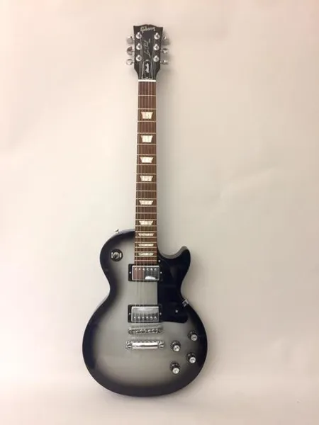  Sähkökitara Gibson Les Paul Studio, vuodelta 2012, Silverburst, made in USA, sarjanumero 113721393, kummassakin mikrofonissa puolituskytkin, todistukset, kuitti F-Musiikki 2/2013, kaulansäätötyökalut, kova Gibson-laukku. Lähetetään Matkahuollon kautta.
