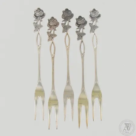 Viisi otinhaarukkaa Ruusu, yksi kaiverrettu, pituus 121mm, 813, paino 46,3g